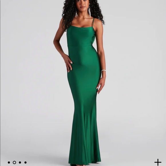 Her markets emerald gown - Picture 4 of 4